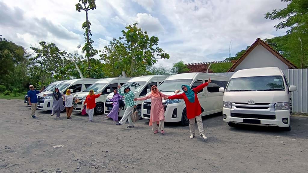 Sewa Toyota Hiace Caringin