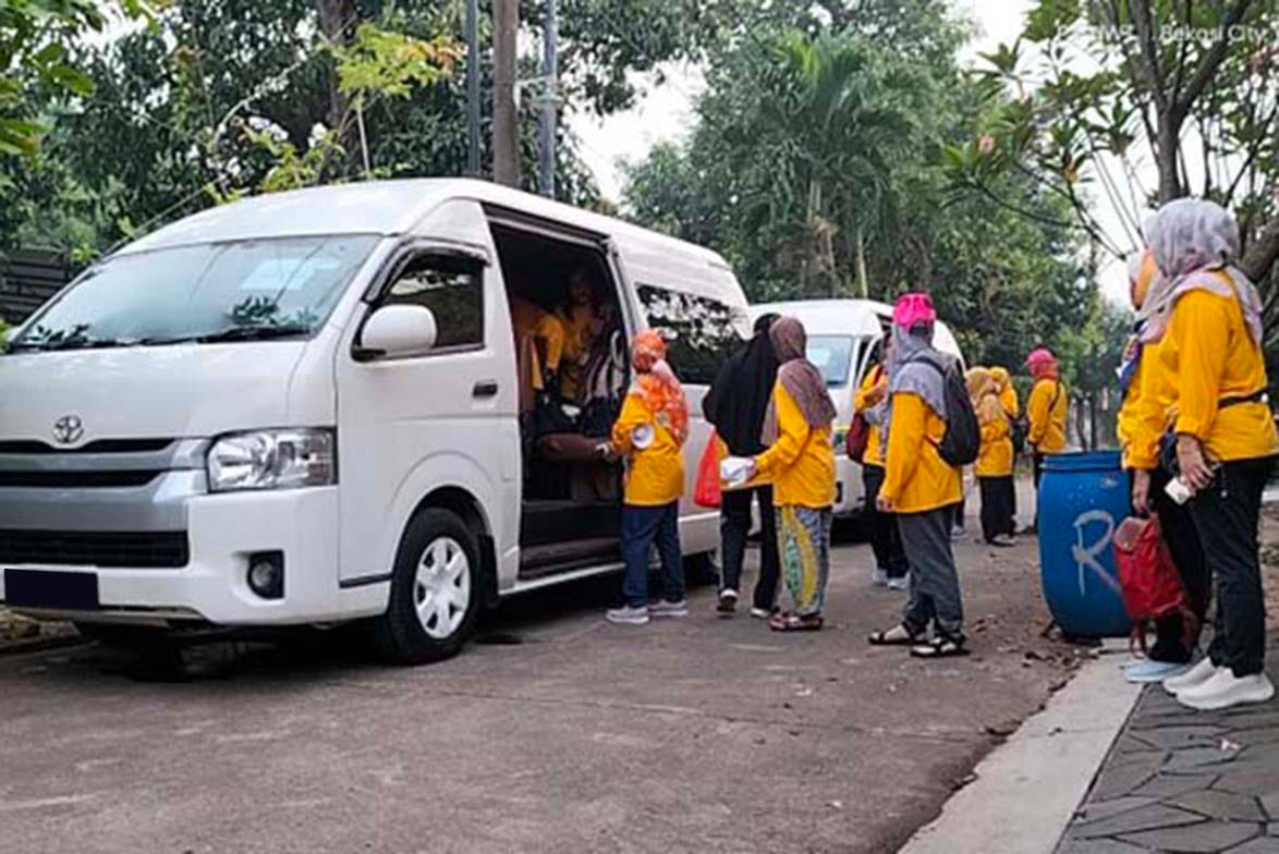 Sewa Toyota Hiace Limo