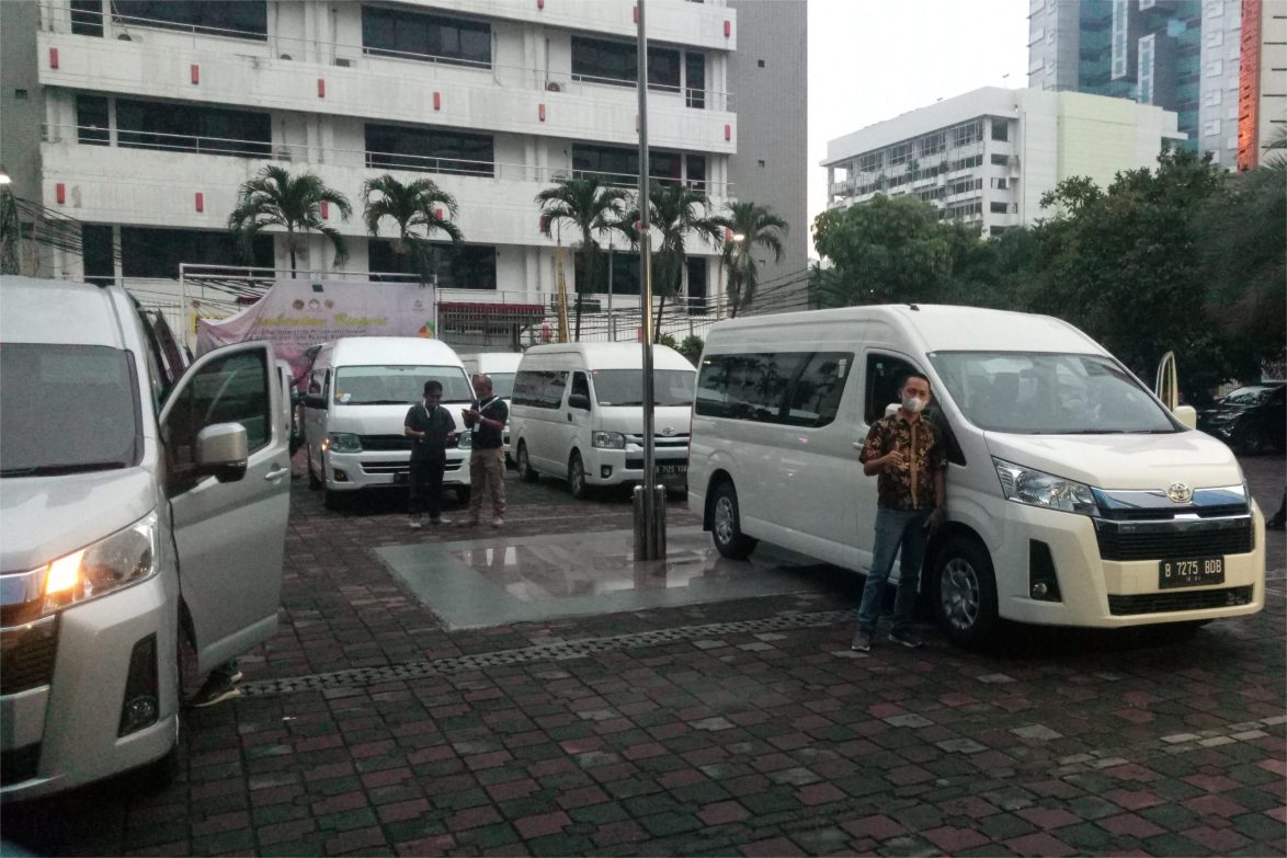 Sewa Toyota Hiace Cigombong