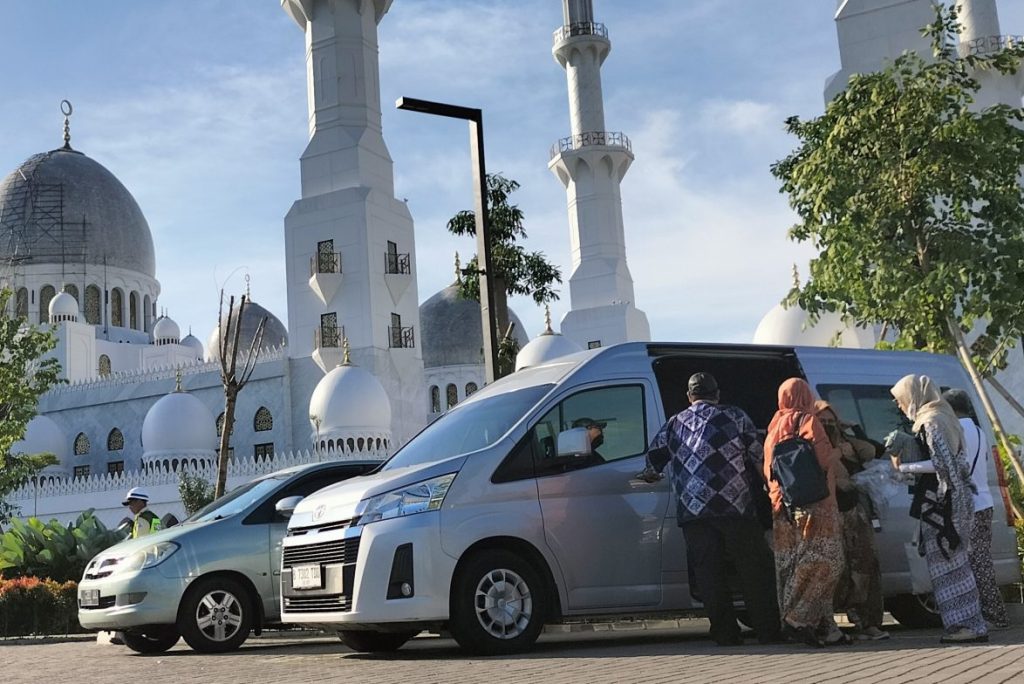 Sewa Toyota Hiace Caringin